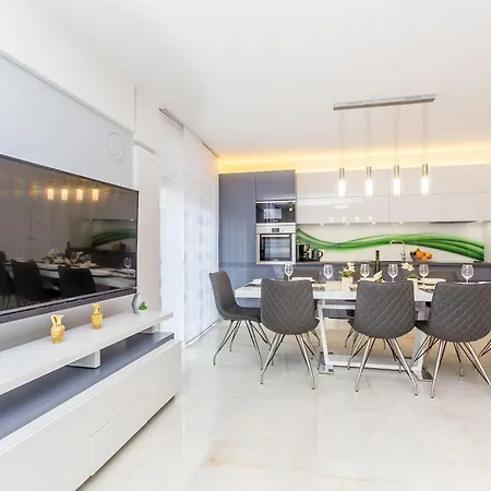 Luxurious With Heated Pool And Rooftop Jacuzzi *