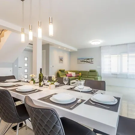Luxurious With Heated Pool And Rooftop Jacuzzi Villa Malinska