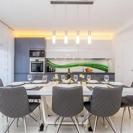 Luxurious With Heated Pool And Rooftop Jacuzzi * Malinska