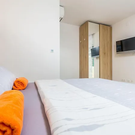 Luxurious With Heated Pool And Rooftop Jacuzzi Malinska