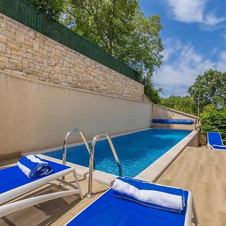 Luxurious With Heated Pool And Rooftop Jacuzzi *