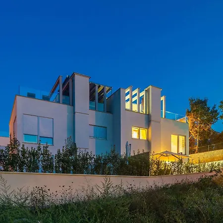 Luxurious With Heated Pool And Rooftop Jacuzzi *