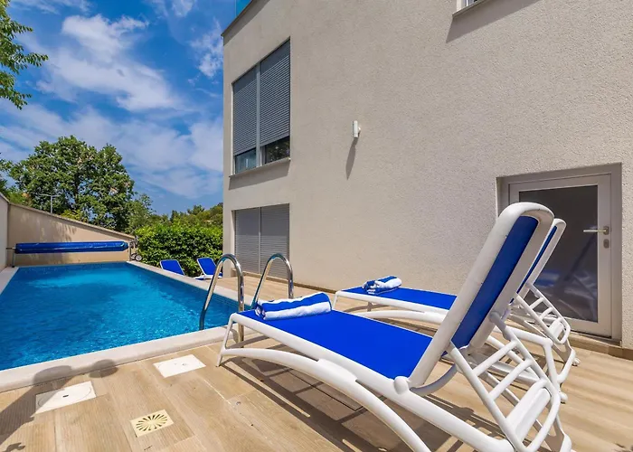 Luxurious With Heated Pool And Rooftop Jacuzzi