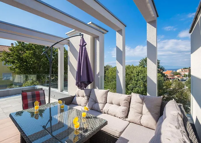 Luxurious With Heated Pool And Rooftop Jacuzzi Villa Malinska