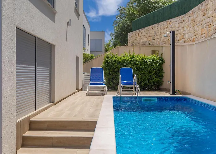 Luxurious With Heated Pool And Rooftop Jacuzzi Malinska