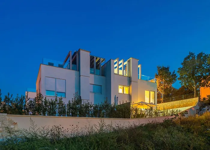 Luxurious With Heated Pool And Rooftop Jacuzzi *