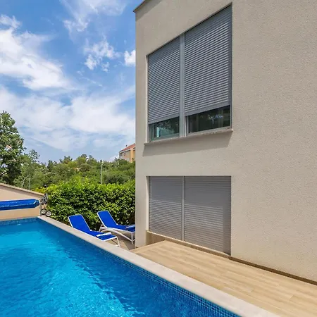 Vilă Luxurious With Heated Pool And Rooftop Jacuzzi