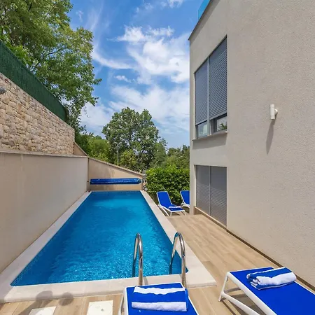 Luxurious With Heated Pool And Rooftop Jacuzzi