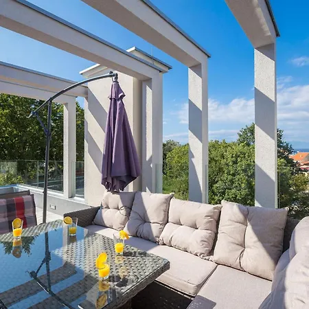 Luxurious With Heated Pool And Rooftop Jacuzzi Vilă Malinska