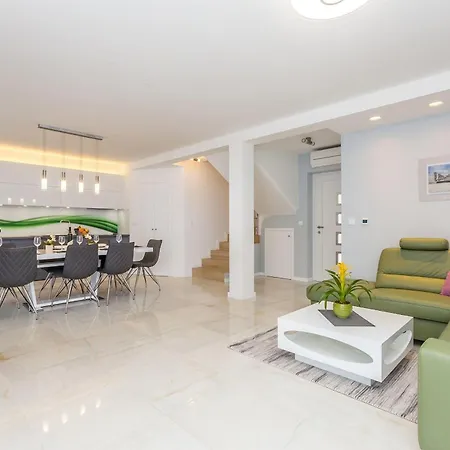 Willa Luxurious With Heated Pool And Rooftop Jacuzzi Malinska