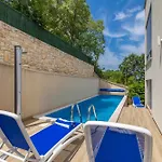 Βίλα Luxurious With Heated Pool And Rooftop Jacuzzi
