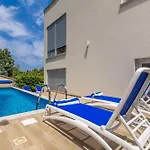 Luxurious With Heated Pool And Rooftop Jacuzzi