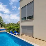 Βίλα Luxurious With Heated Pool And Rooftop Jacuzzi
