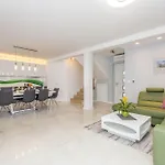Βίλα Luxurious With Heated Pool And Rooftop Jacuzzi Malinska