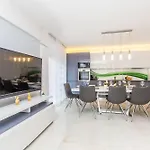 Luxurious With Heated Pool And Rooftop Jacuzzi *