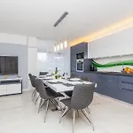 Βίλα Luxurious With Heated Pool And Rooftop Jacuzzi *