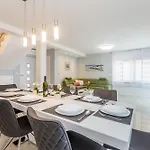 Luxurious With Heated Pool And Rooftop Jacuzzi Βίλα Malinska