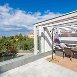 Luxurious With Heated Pool And Rooftop Jacuzzi Βίλα Malinska