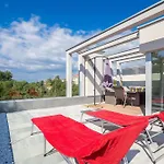 Βίλα Luxurious With Heated Pool And Rooftop Jacuzzi