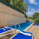 Luxurious With Heated Pool And Rooftop Jacuzzi *