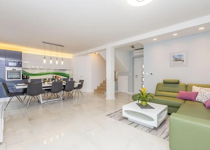 Villa Luxurious With Heated Pool And Rooftop Jacuzzi Malinska