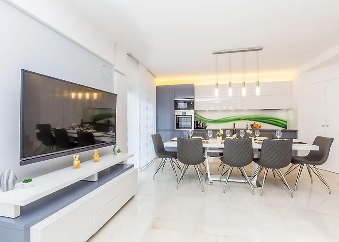 Luxurious With Heated Pool And Rooftop Jacuzzi *