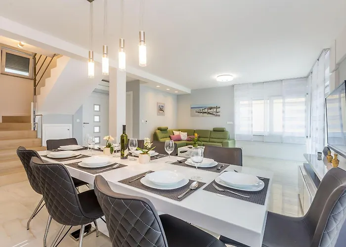 Luxurious With Heated Pool And Rooftop Jacuzzi Villa Malinska