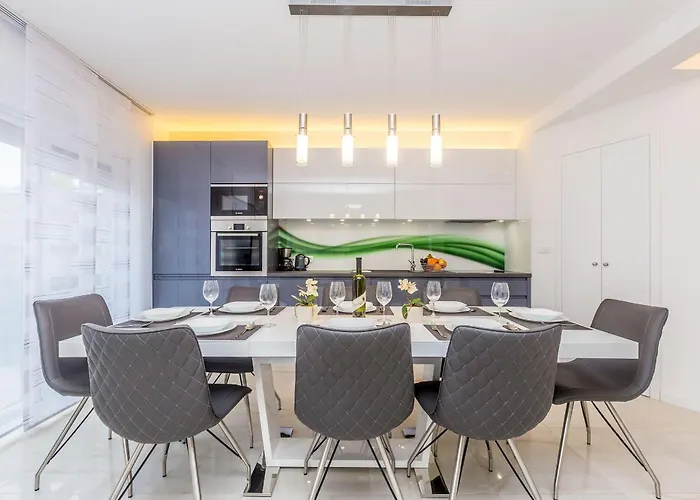 Luxurious With Heated Pool And Rooftop Jacuzzi * Malinska