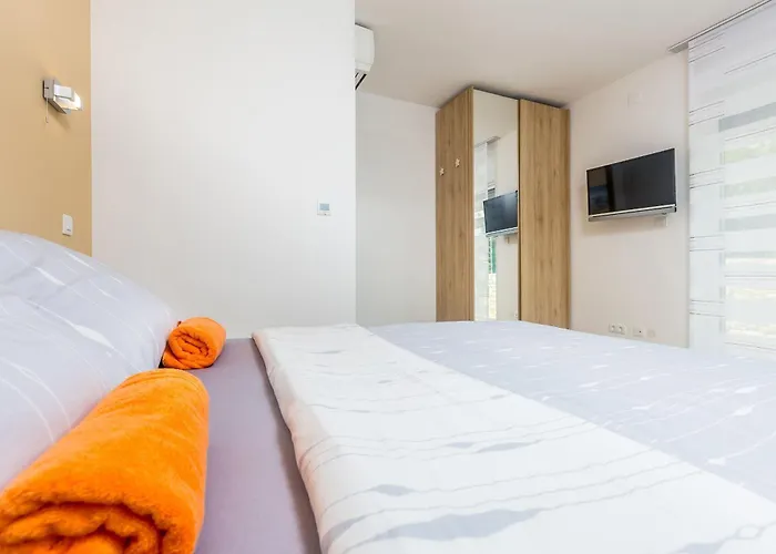 Luxurious With Heated Pool And Rooftop Jacuzzi Malinska