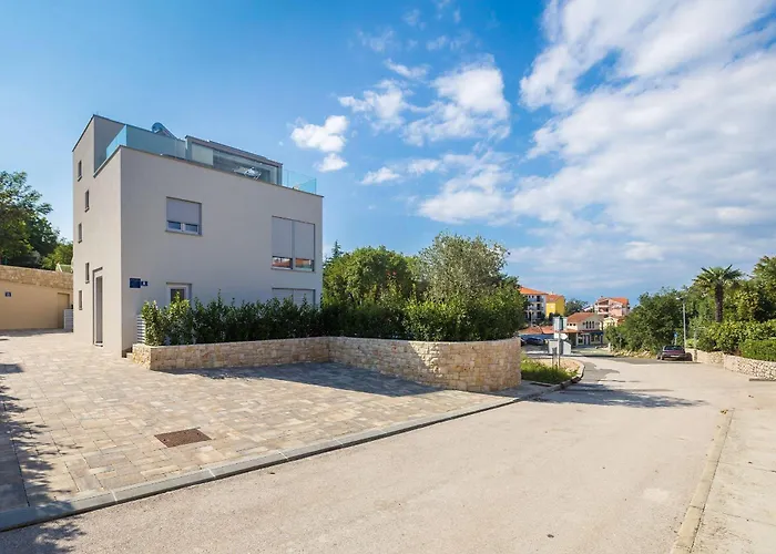 Luxurious With Heated Pool And Rooftop Jacuzzi Villa