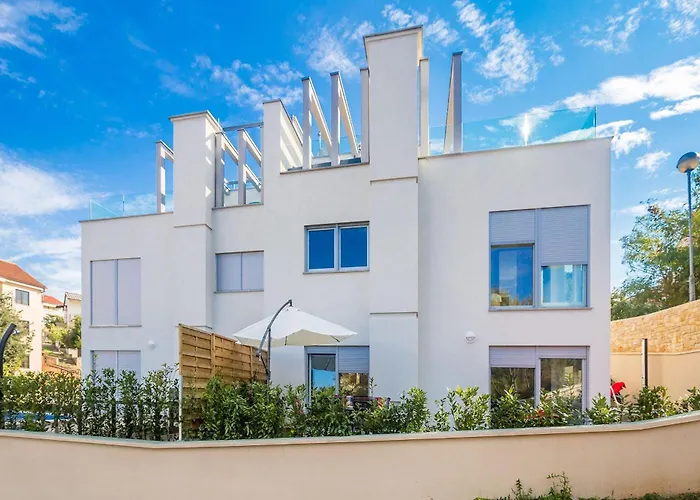 Luxurious With Heated Pool And Rooftop Jacuzzi Villa *